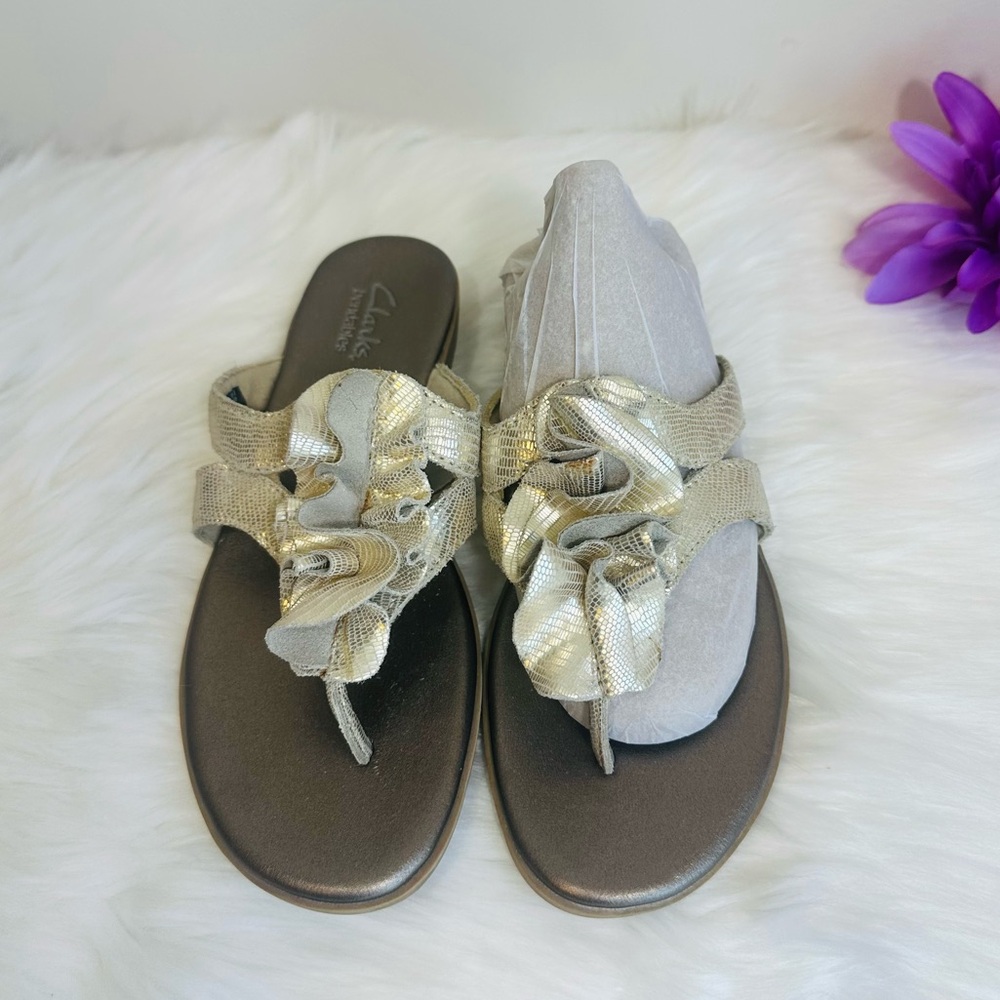 Clarks Metallic Gold Leather Ruffle Thong Slide Sandals 1”Wedge Heel Size 6M - Picture 10 of 16